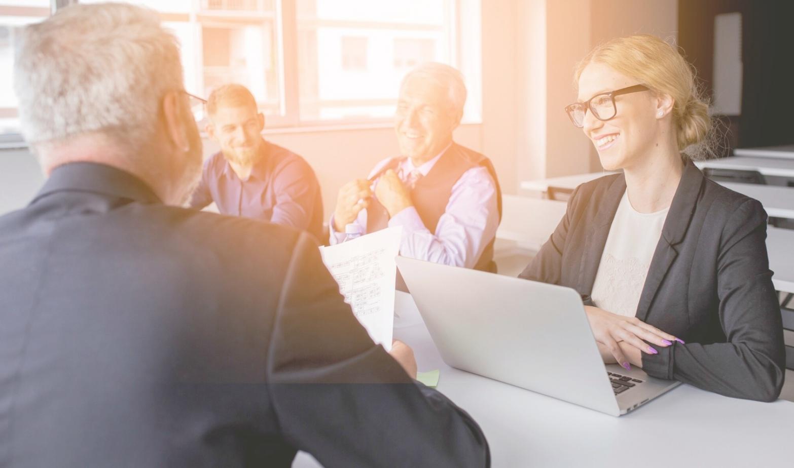 Profesional trabajando en entorno de aprendizaje personalizado